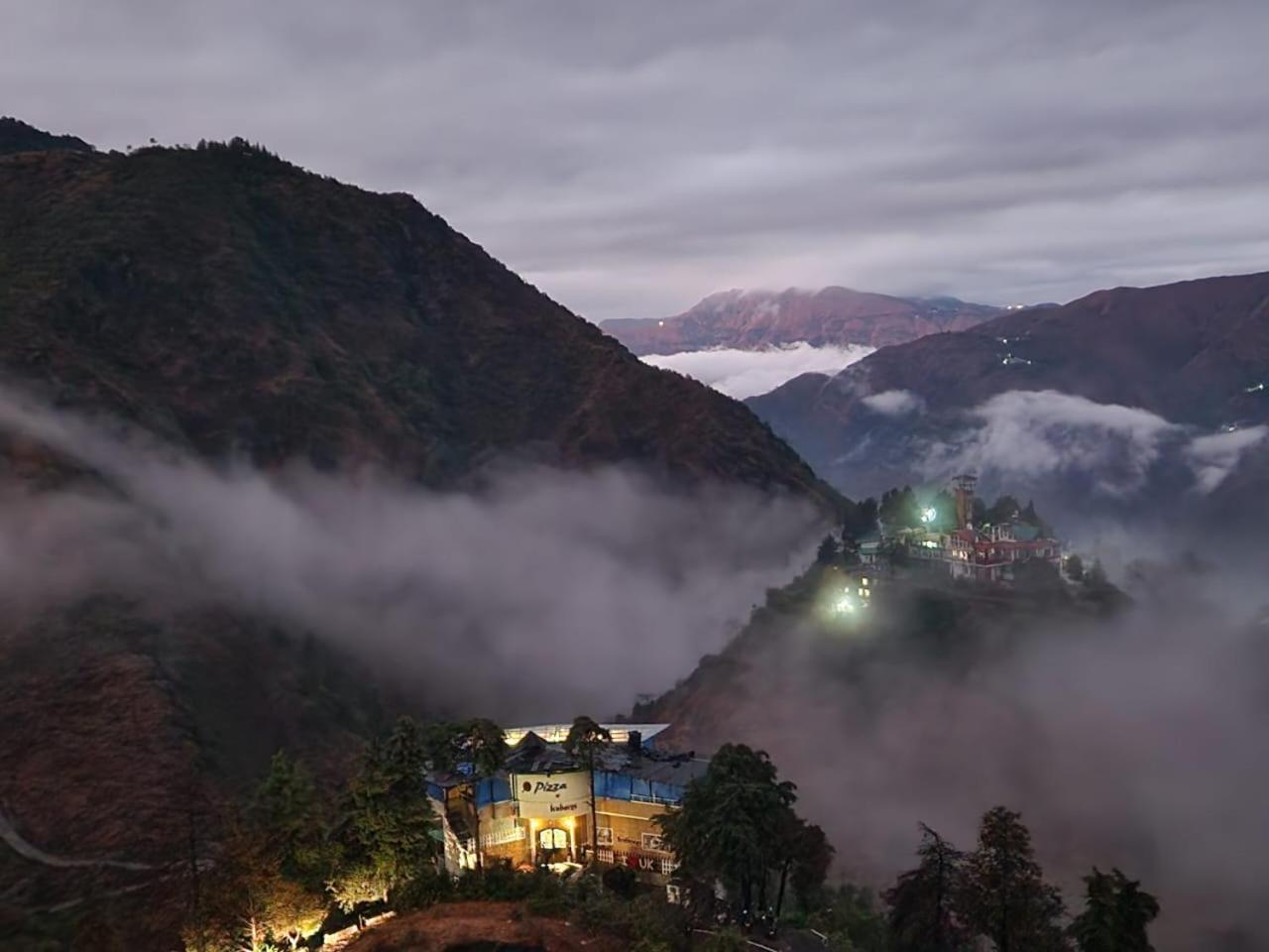 Icebergs Mussoorie - A Boutique Stay And 24 Hrs Roof Top Cafe Exteriör bild